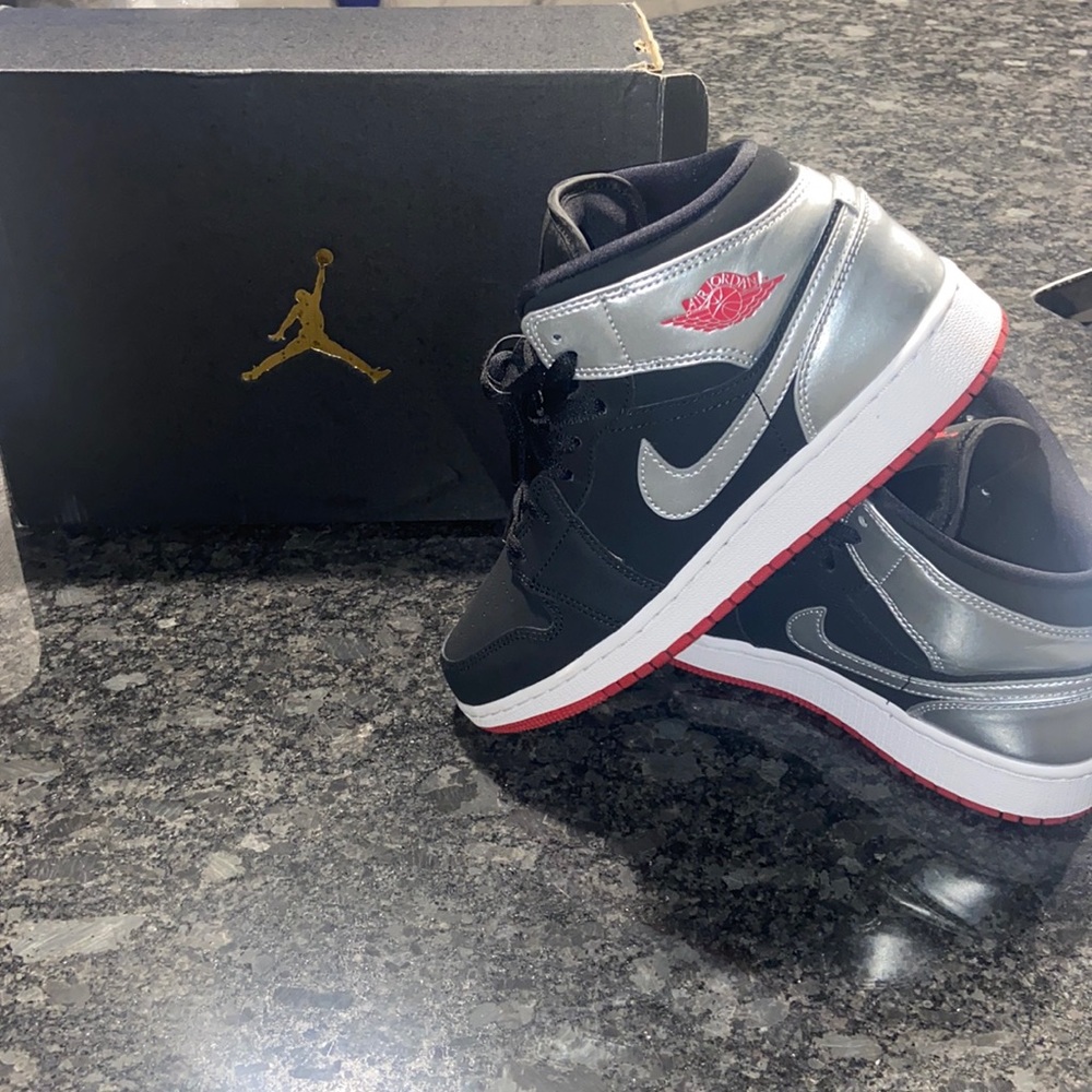 Mid Rise kid Jordan 1’s.